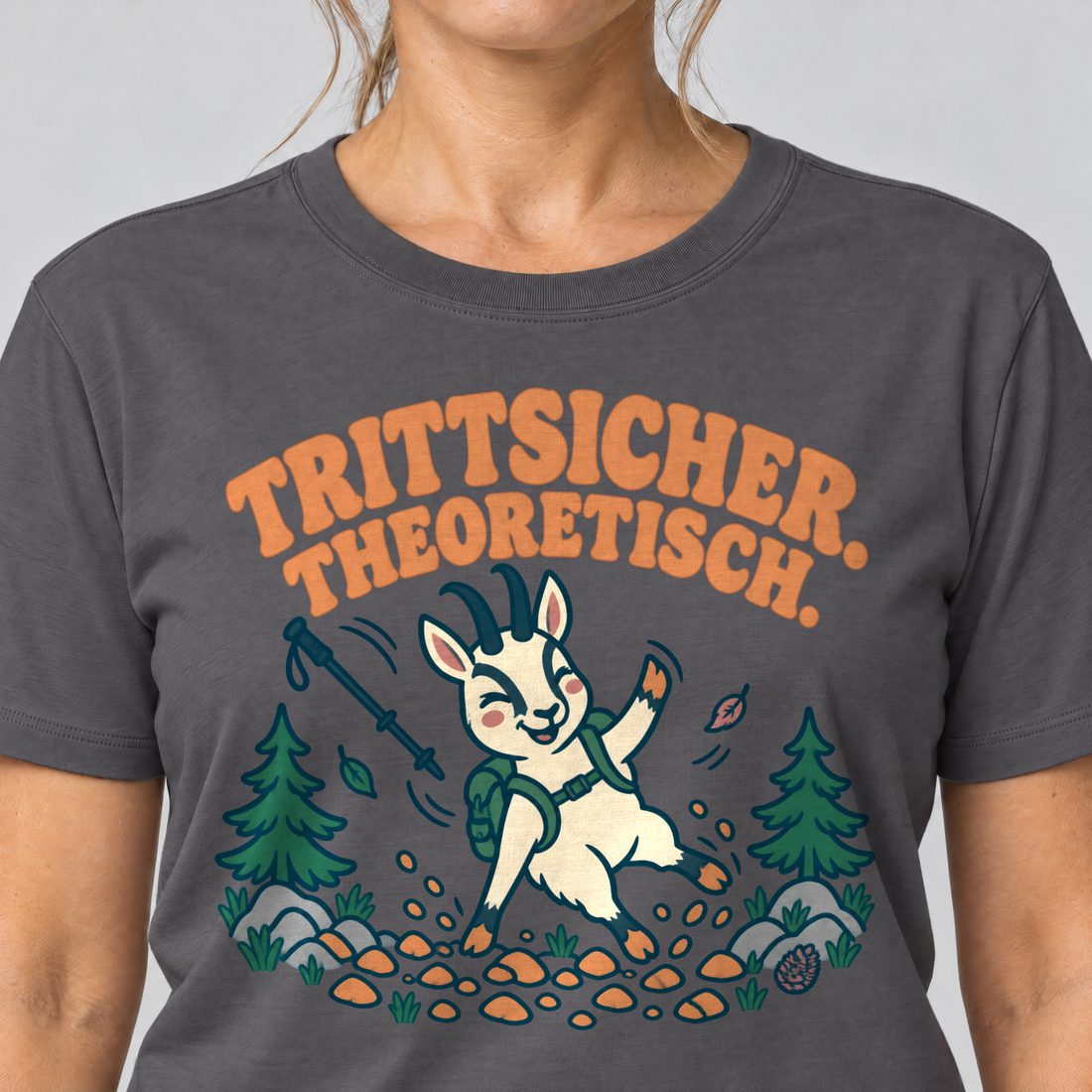 Nahaufnahme des Drucks: Trittsicher. Theoretisch. – T-Shirt Unisex in Dunkelgrau, von einer Frau getragen