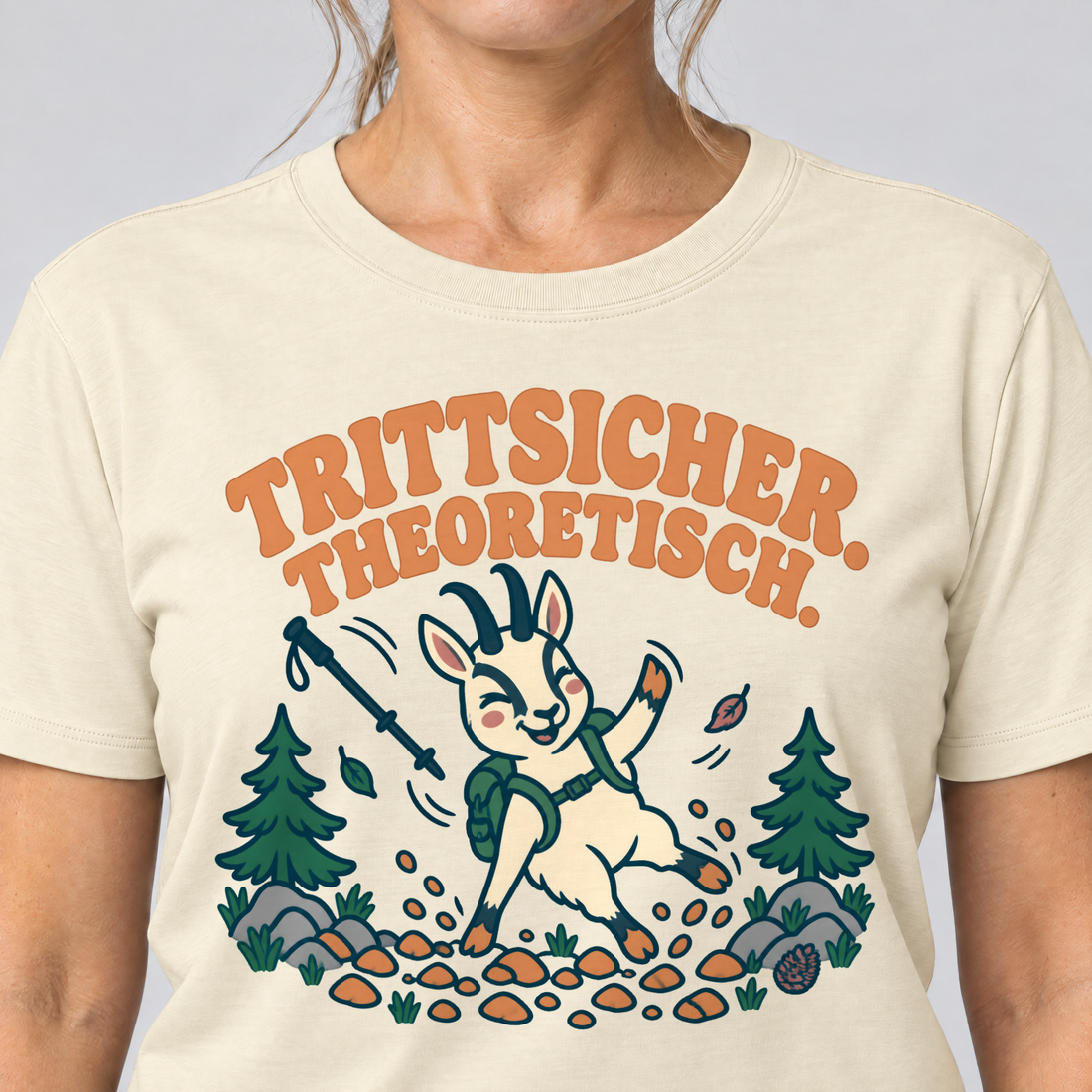 Nahaufnahme des Drucks: Trittsicher. Theoretisch. – T-Shirt Unisex in Natur, von einer Frau getragen