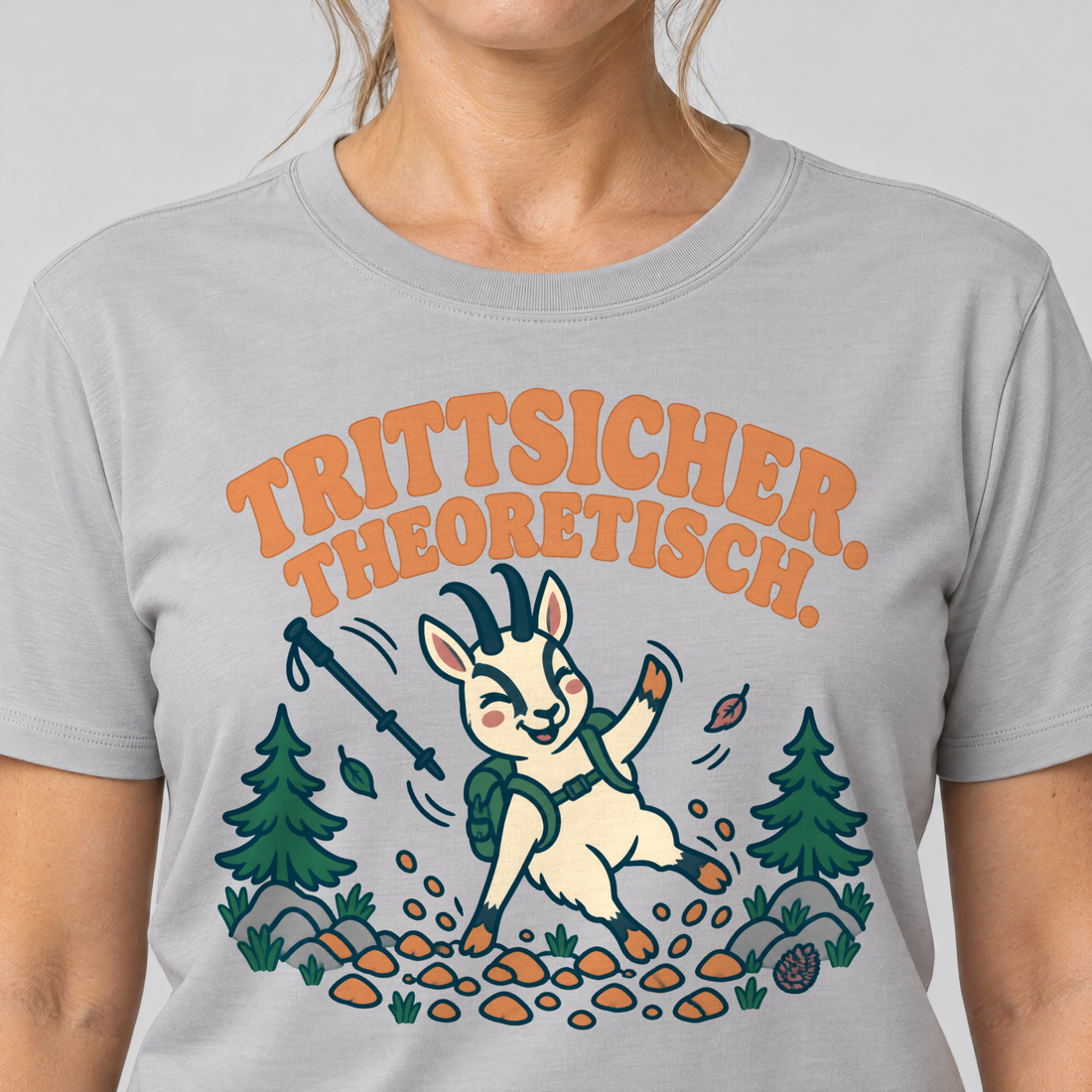 Nahaufnahme des Drucks: Trittsicher. Theoretisch. – T-Shirt Unisex in Hellgrau, von einer Frau getragen