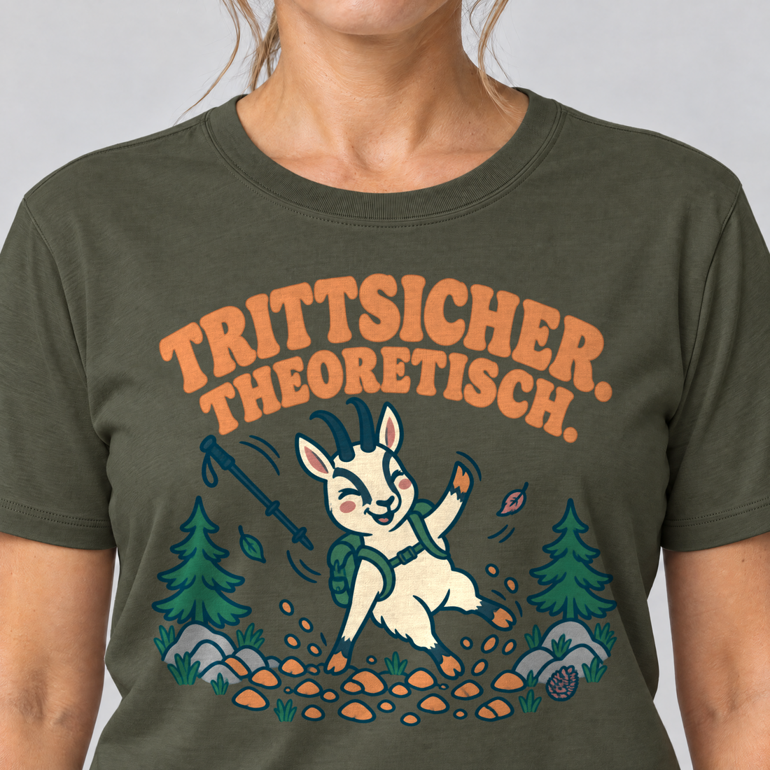 Nahaufnahme des Drucks: Trittsicher. Theoretisch. – T-Shirt Unisex in Oliv, von einer Frau getragen