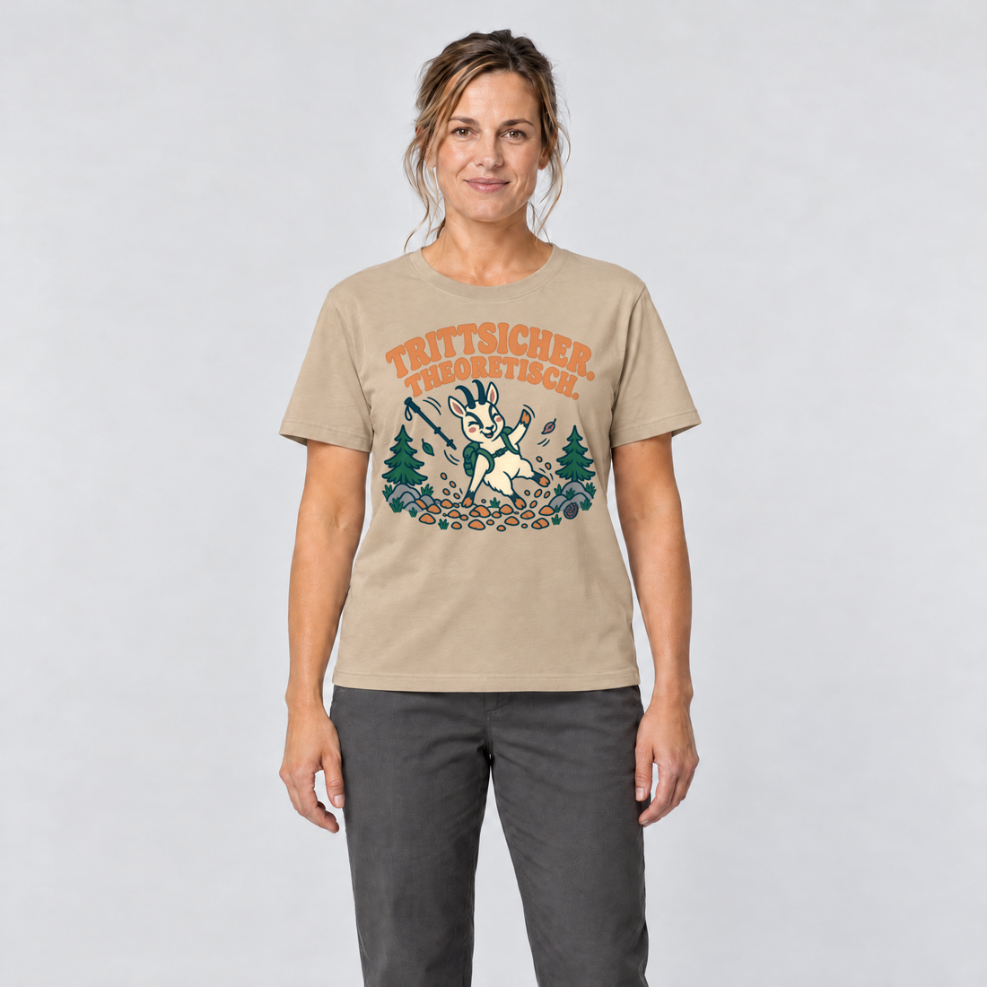 Frau trägt Trittsicher. Theoretisch. – T-Shirt Unisex in Sand, Ansicht von vorn