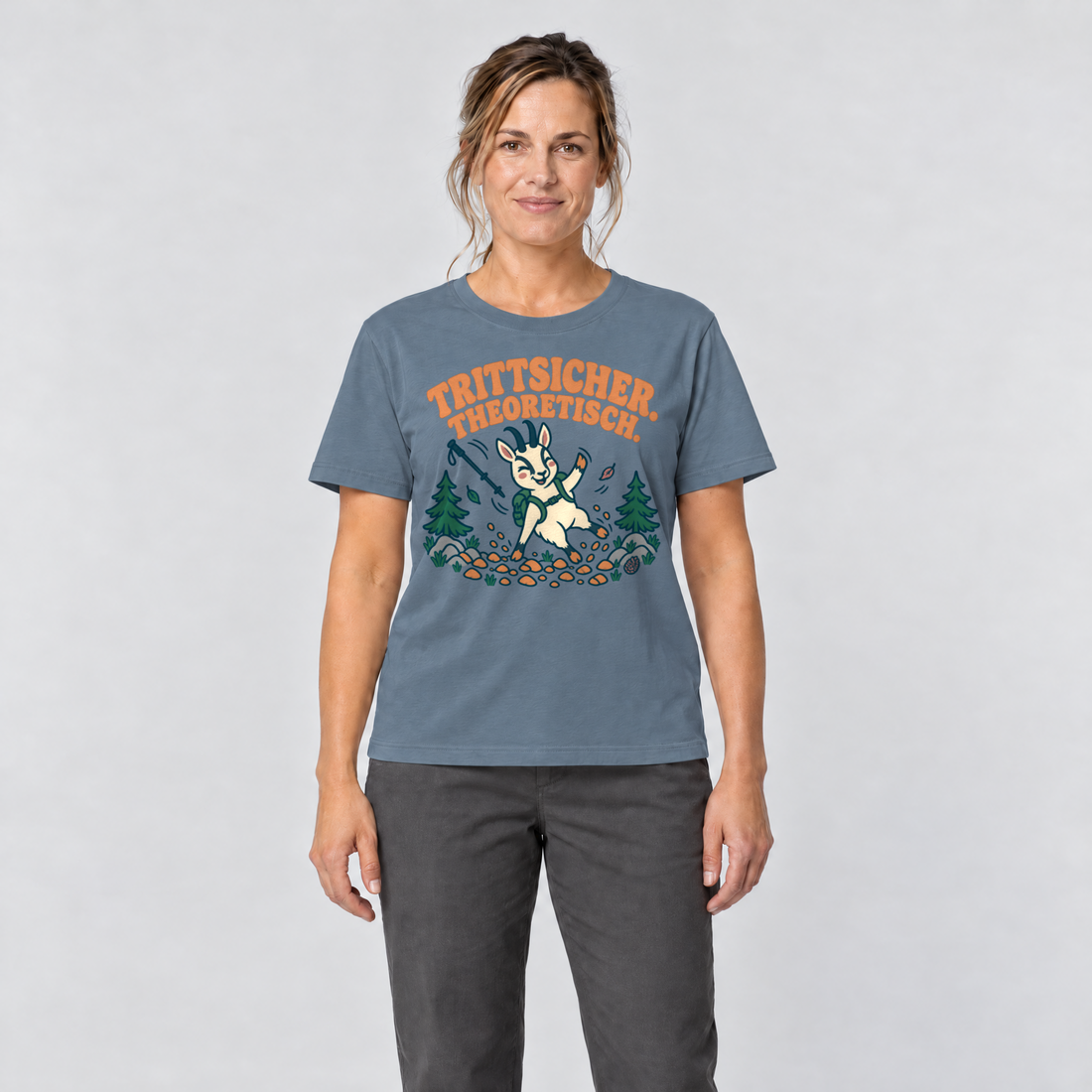 Frau trägt Trittsicher. Theoretisch. – T-Shirt Unisex in Steinblau, Ansicht von vorn