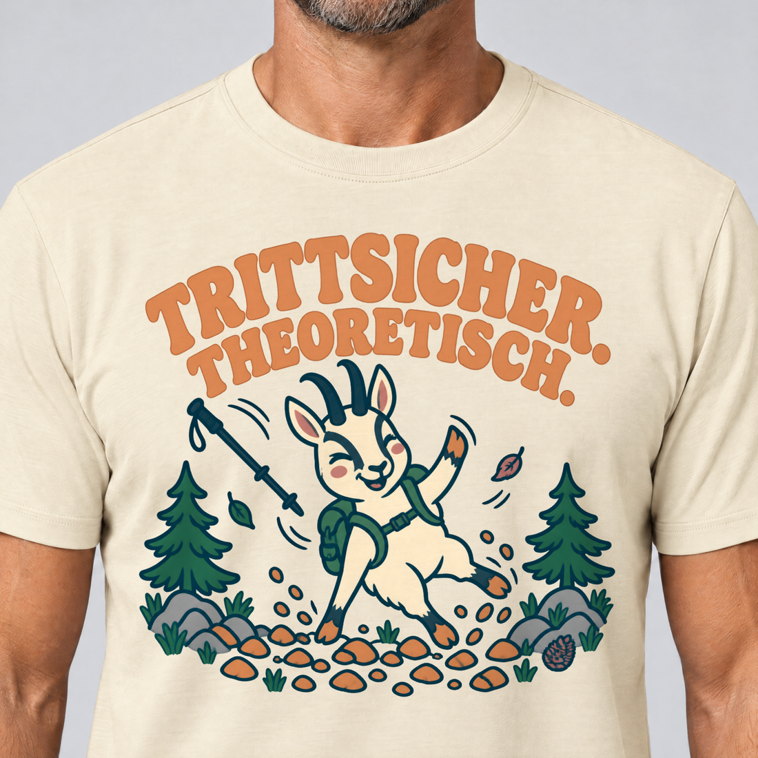 Nahaufnahme des Drucks: Trittsicher. Theoretisch. – T-Shirt Unisex in Natur, von einem Mann getragen