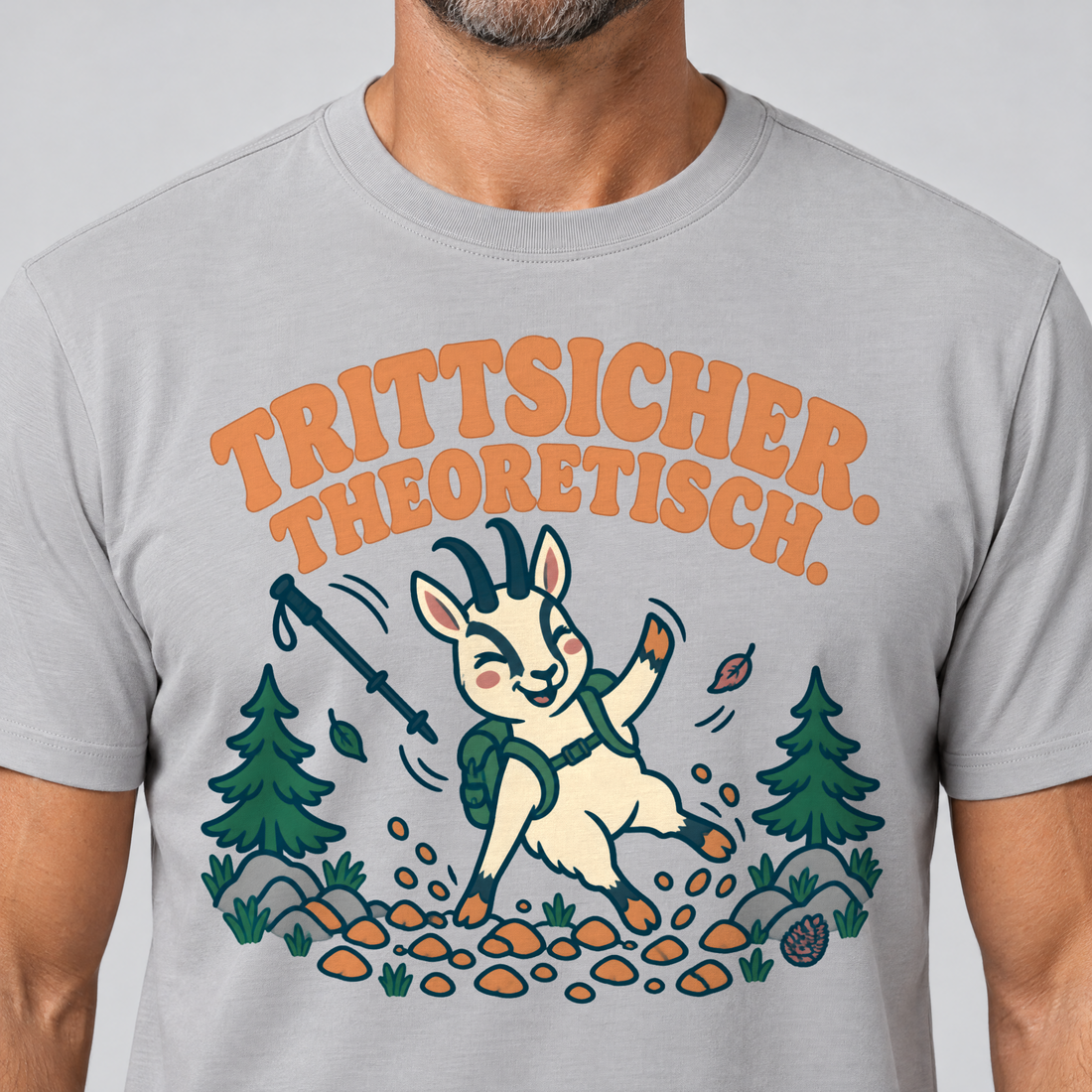 Nahaufnahme des Drucks: Trittsicher. Theoretisch. – T-Shirt Unisex in Hellgrau, von einem Mann getragen