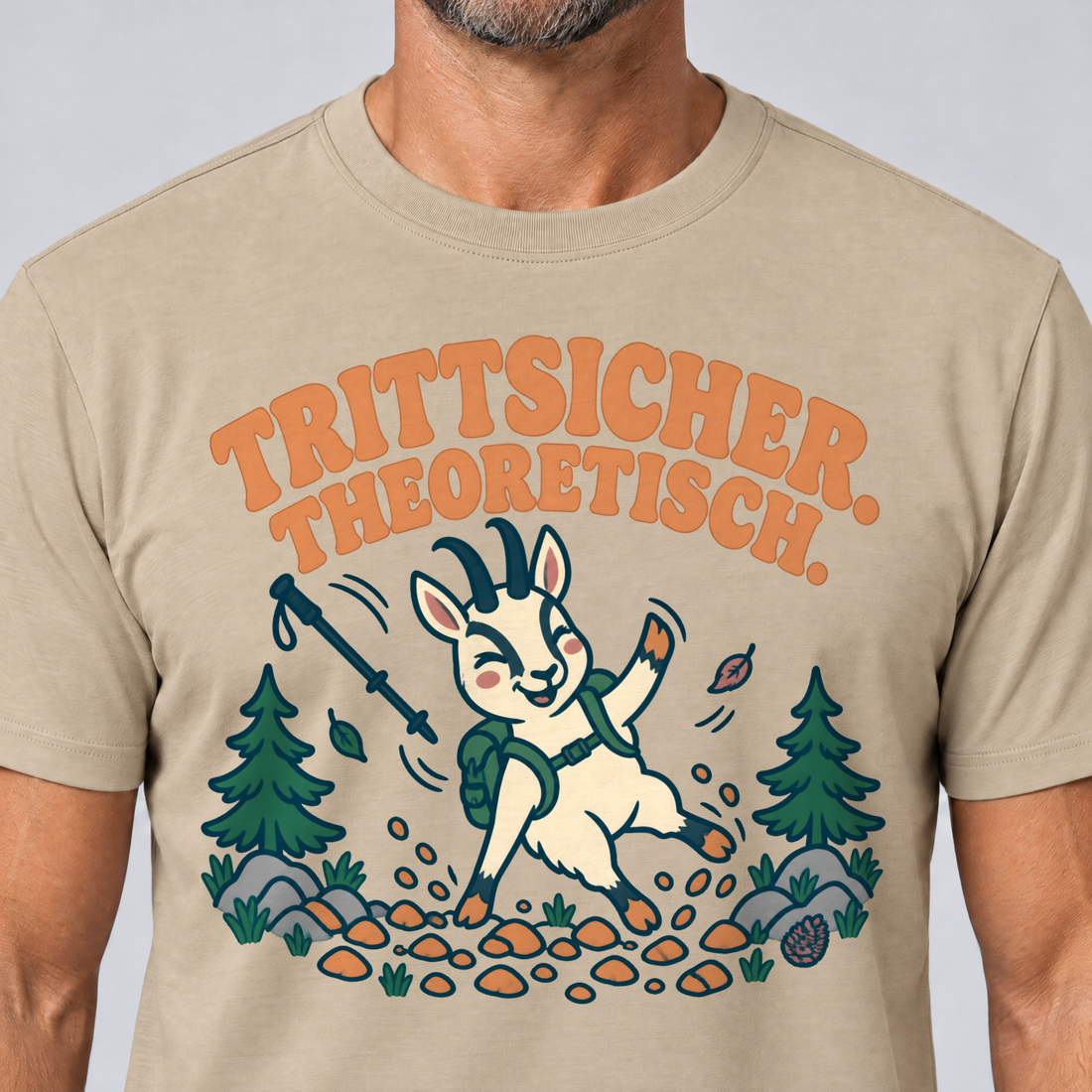 Nahaufnahme des Drucks: Trittsicher. Theoretisch. – T-Shirt Unisex in Sand, von einem Mann getragen