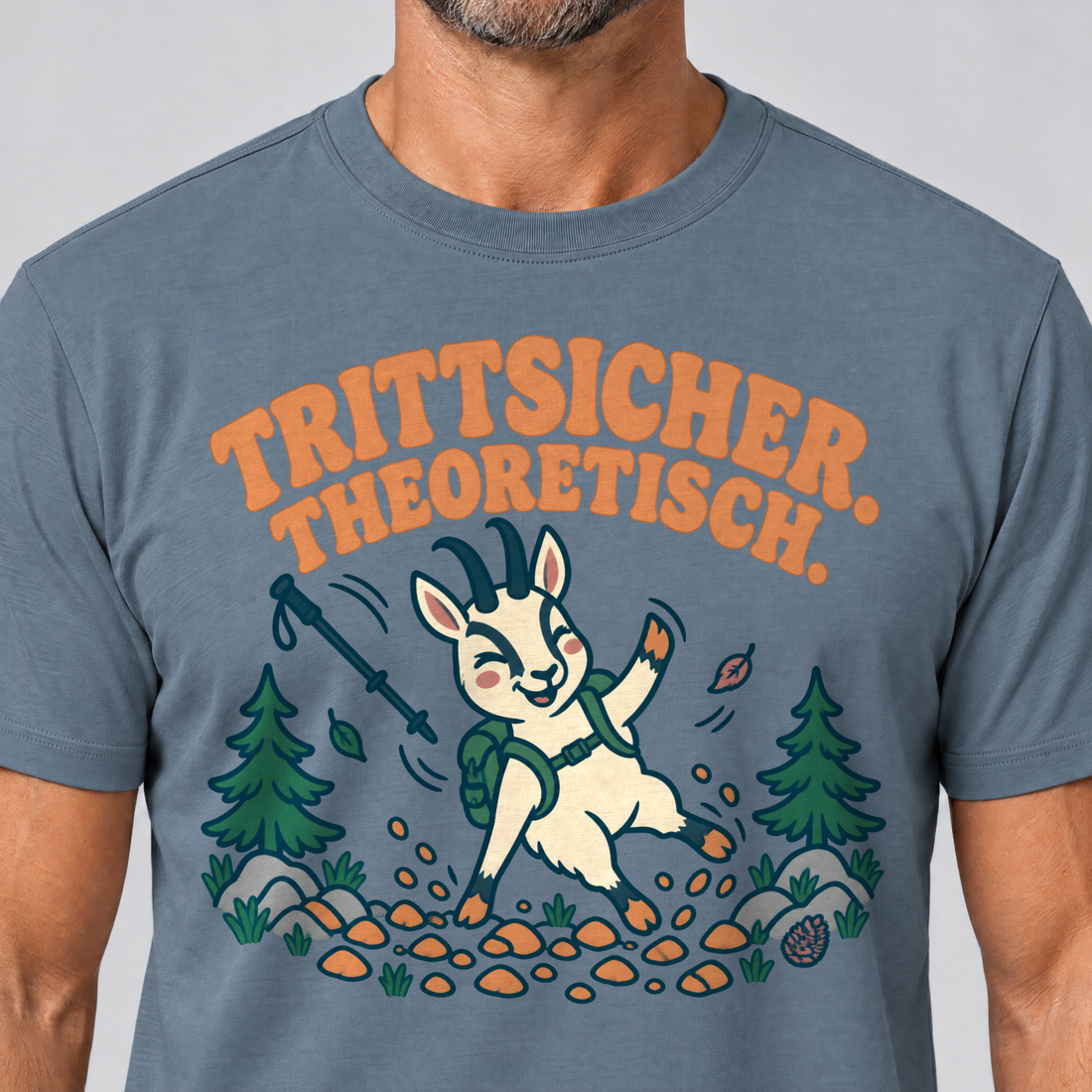 Nahaufnahme des Drucks: Trittsicher. Theoretisch. – T-Shirt Unisex in Steinblau, von einem Mann getragen