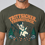 Nahaufnahme des Drucks: Trittsicher. Theoretisch. – T-Shirt Unisex in Oliv, von einem Mann getragen