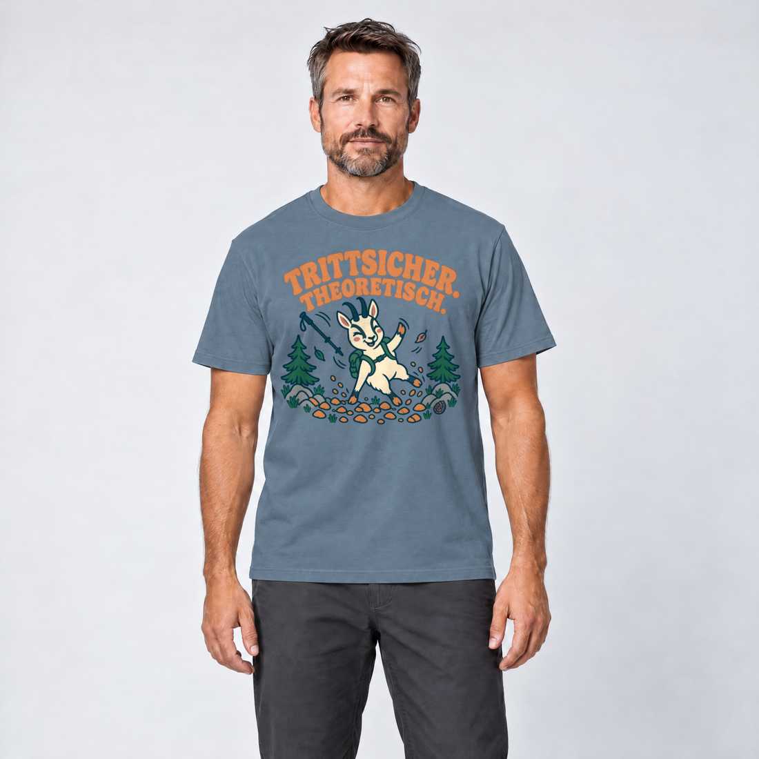Mann trägt Trittsicher. Theoretisch. – T-Shirt Unisex in Steinblau, Ansicht von vorn