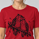 Nahaufnahme des Drucks: Uhupaar auf dem Fichtenast – T-Shirt Unisex in Rot, von einer Frau getragen