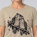 Nahaufnahme des Drucks: Uhupaar auf dem Fichtenast – T-Shirt Unisex in Sand, von einer Frau getragen