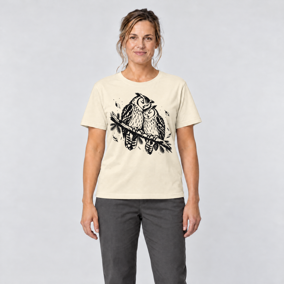 Frau trägt Uhupaar auf dem Fichtenast – T-Shirt Unisex in Natur, Ansicht von vorn