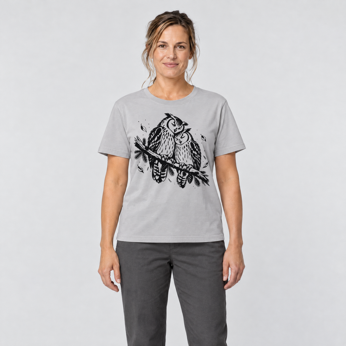Frau trägt Uhupaar auf dem Fichtenast – T-Shirt Unisex in Hellgrau, Ansicht von vorn