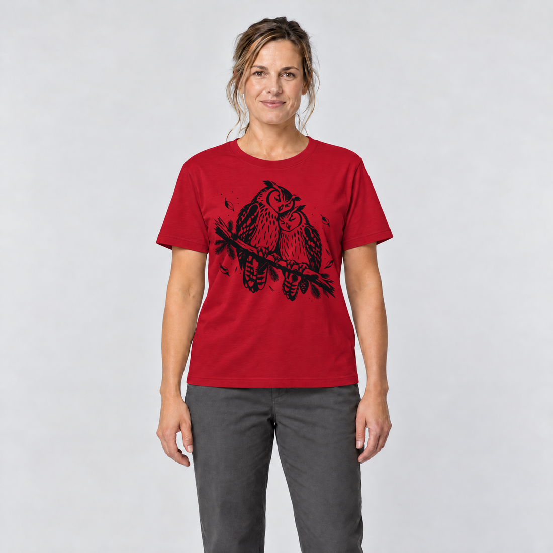 Frau trägt Uhupaar auf dem Fichtenast – T-Shirt Unisex in Rot, Ansicht von vorn