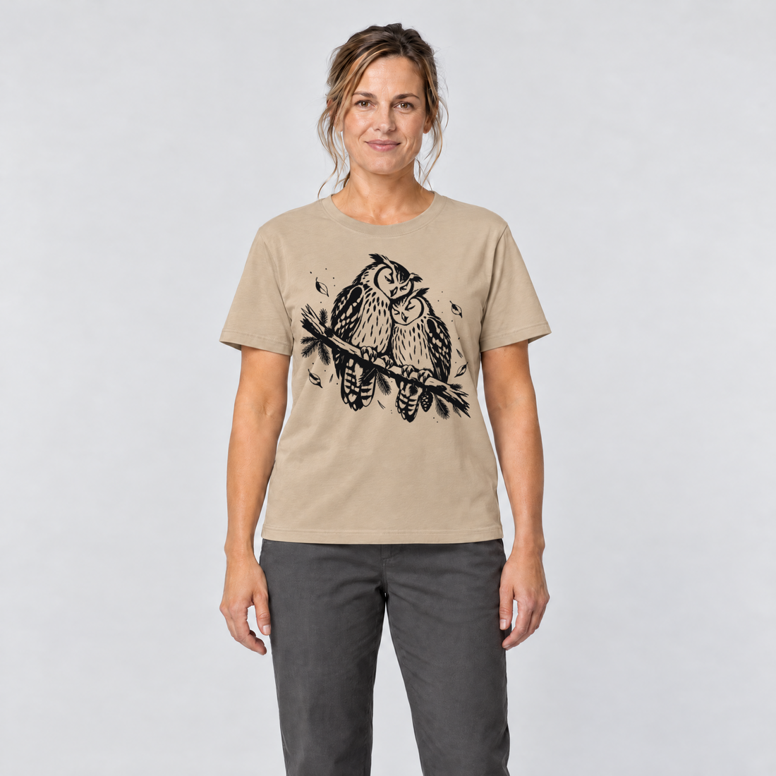 Frau trägt Uhupaar auf dem Fichtenast – T-Shirt Unisex in Sand, Ansicht von vorn
