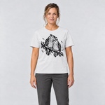 Frau trägt Uhupaar auf dem Fichtenast – T-Shirt Unisex in Weiß, Ansicht von vorn