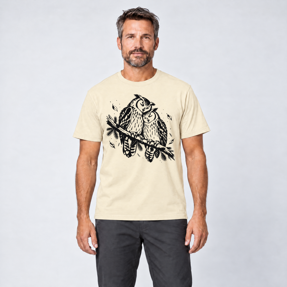 Mann trägt Uhupaar auf dem Fichtenast – T-Shirt Unisex in Natur, Ansicht von vorn