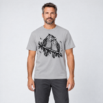 Mann trägt Uhupaar auf dem Fichtenast – T-Shirt Unisex in Hellgrau, Ansicht von vorn