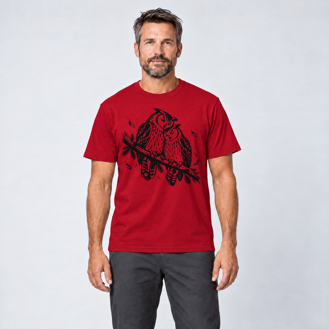 Mann trägt Uhupaar auf dem Fichtenast – T-Shirt Unisex in Rot, Ansicht von vorn