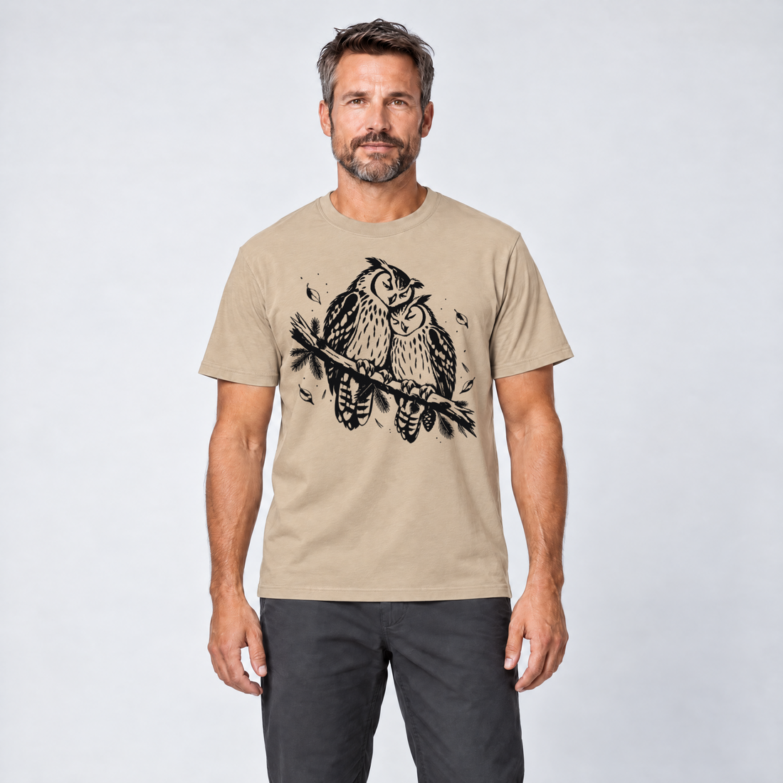 Mann trägt Uhupaar auf dem Fichtenast – T-Shirt Unisex in Sand, Ansicht von vorn