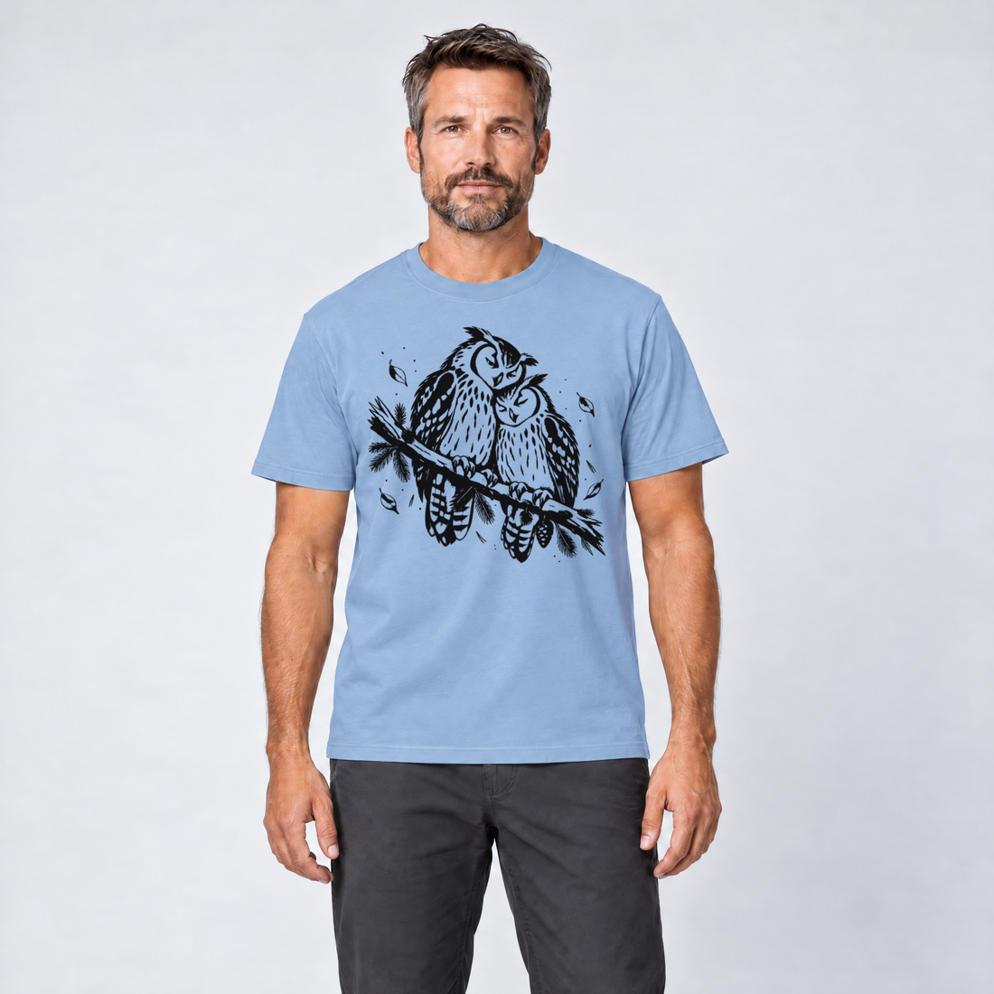 Mann trägt Uhupaar auf dem Fichtenast – T-Shirt Unisex in Himmelblau, Ansicht von vorn