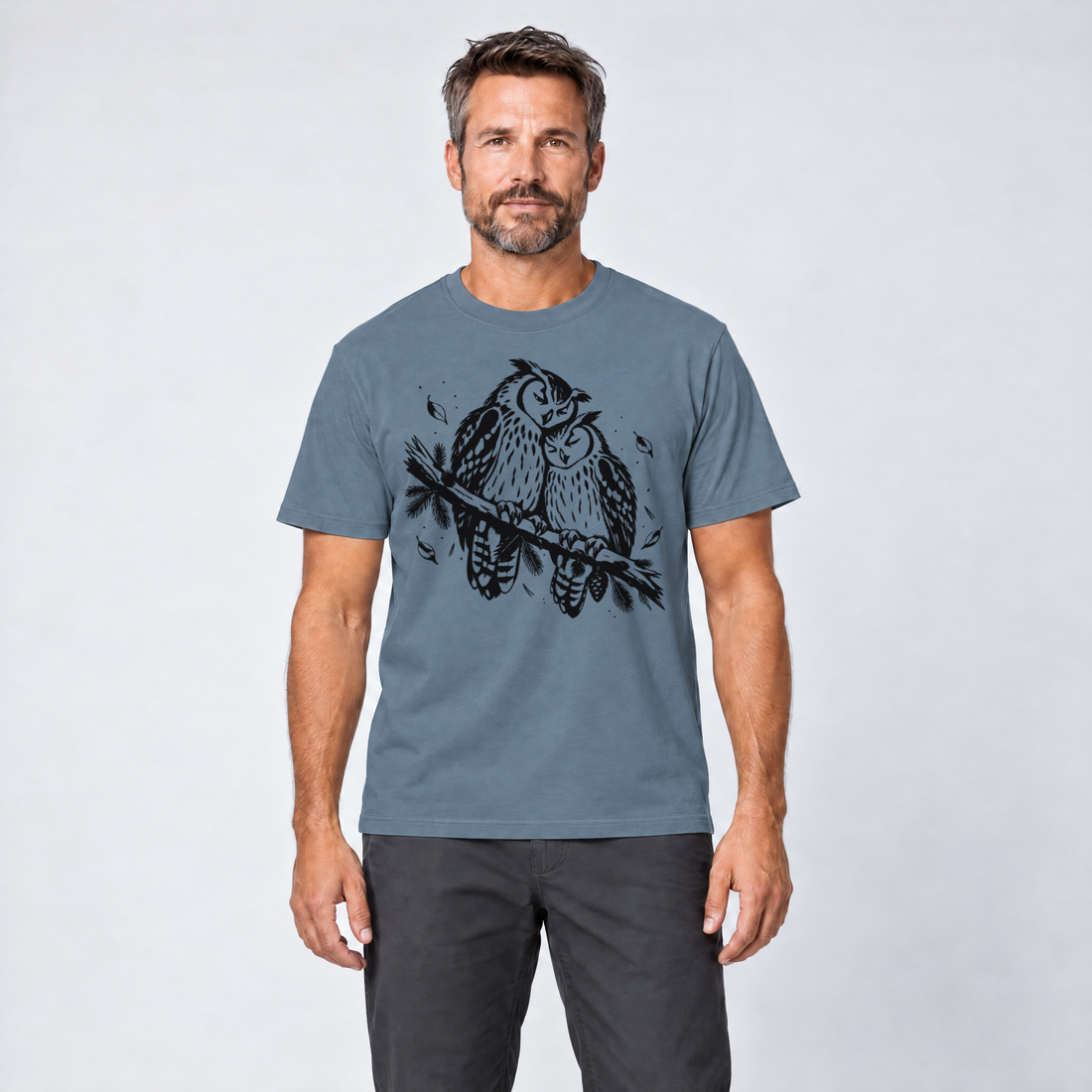 Mann trägt Uhupaar auf dem Fichtenast – T-Shirt Unisex in Steinblau, Ansicht von vorn