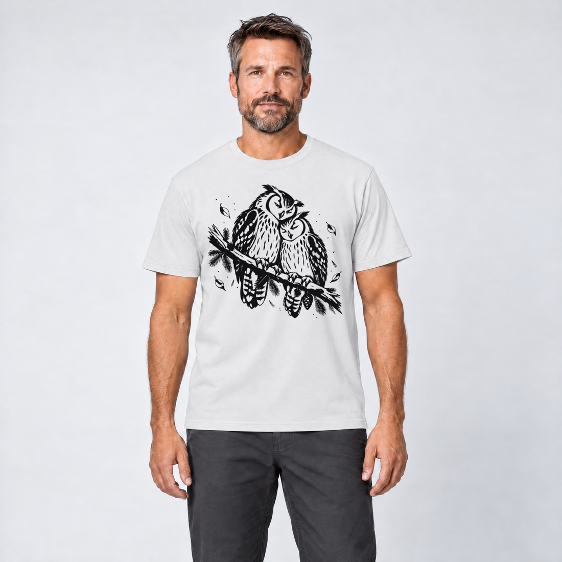 Mann trägt Uhupaar auf dem Fichtenast – T-Shirt Unisex in Weiß, Ansicht von vorn