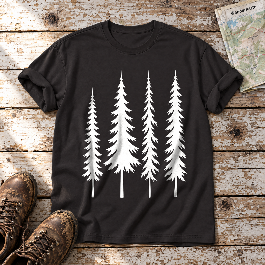 Vier Fichten – T-Shirt Unisex in Schwarz, flach liegend auf alten Holzbrettern mit Wanderschuhen und Wanderkarte.