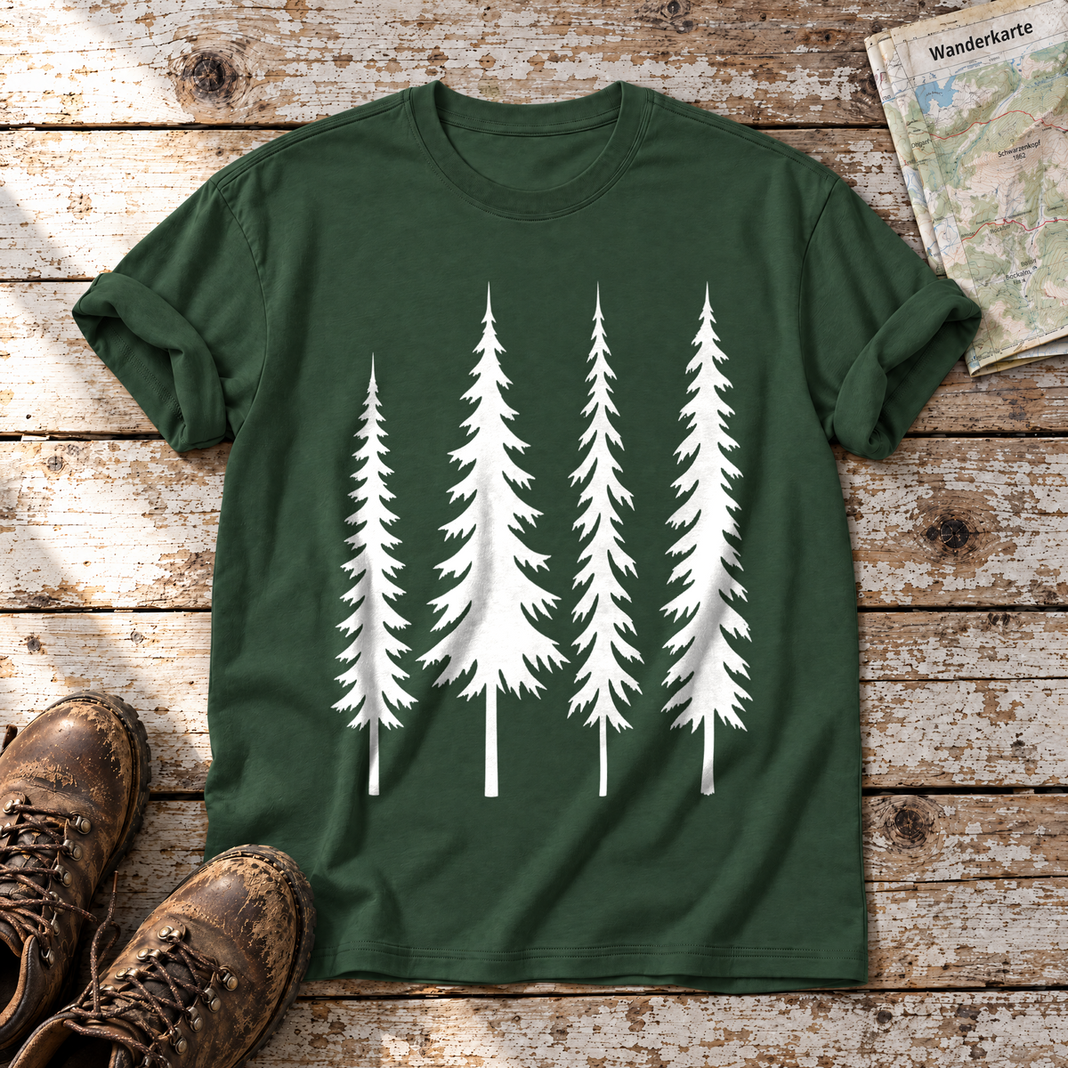 Vier Fichten – T-Shirt Unisex in Flaschengrün, flach liegend auf alten Holzbrettern mit Wanderschuhen und Wanderkarte.