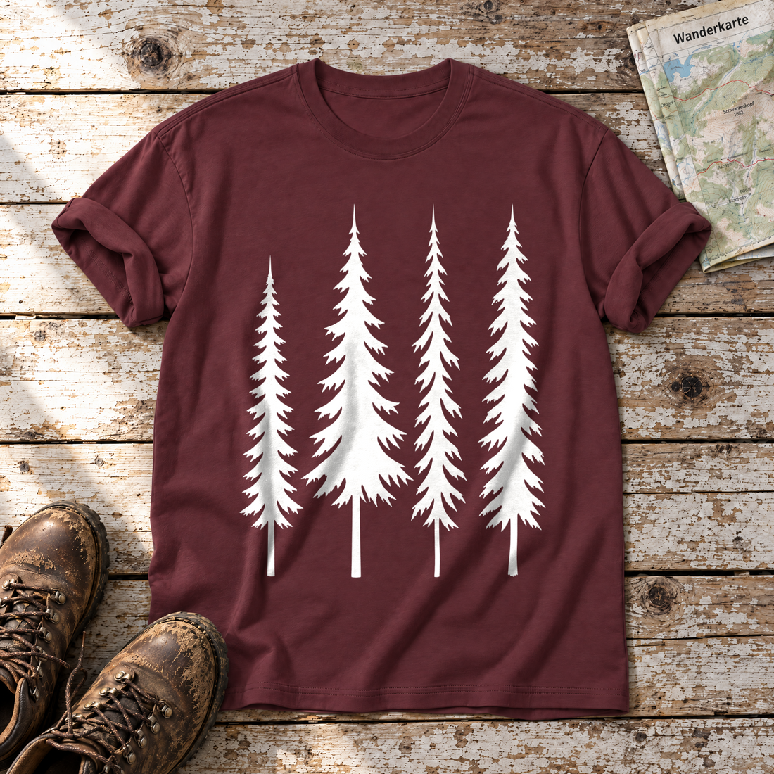 Vier Fichten – T-Shirt Unisex in Bordeaux, flach liegend auf alten Holzbrettern mit Wanderschuhen und Wanderkarte.