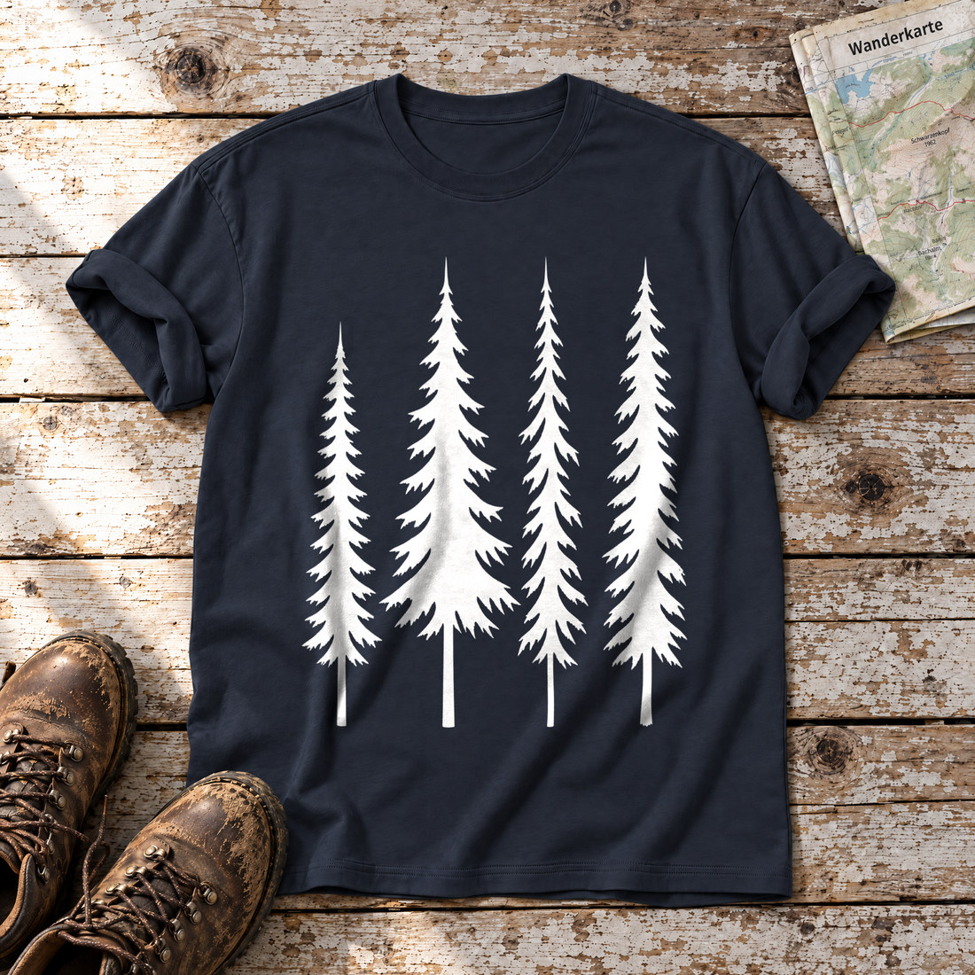 Vier Fichten – T-Shirt Unisex in Navy, flach liegend auf alten Holzbrettern mit Wanderschuhen und Wanderkarte.