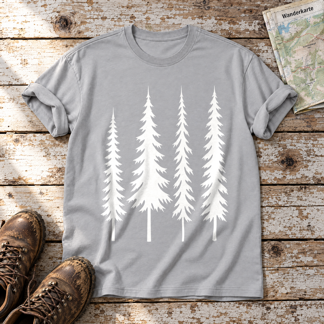 Vier Fichten – T-Shirt Unisex in Hellgrau, flach liegend auf alten Holzbrettern mit Wanderschuhen und Wanderkarte.