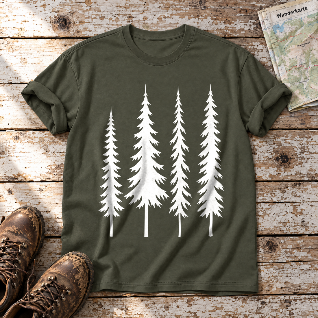 Vier Fichten – T-Shirt Unisex in Oliv, flach liegend auf alten Holzbrettern mit Wanderschuhen und Wanderkarte.