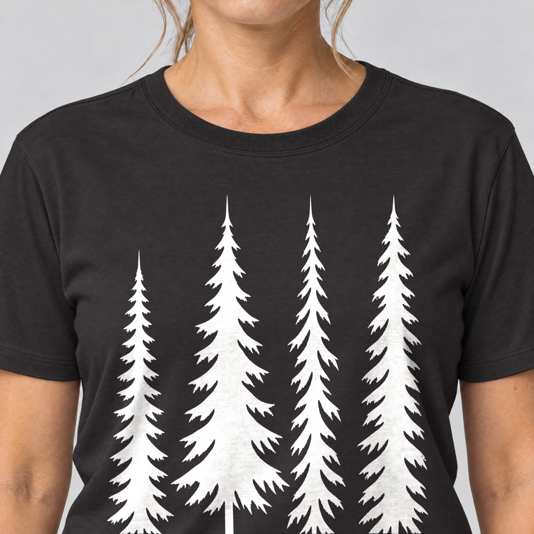 Nahaufnahme des Drucks: Vier Fichten – T-Shirt Unisex in Schwarz, von einer Frau getragen