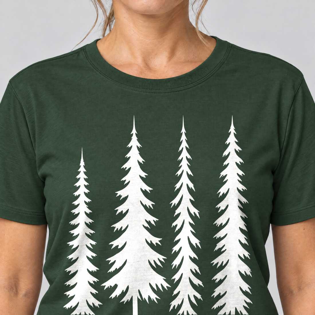 Nahaufnahme des Drucks: Vier Fichten – T-Shirt Unisex in Flaschengrün, von einer Frau getragen