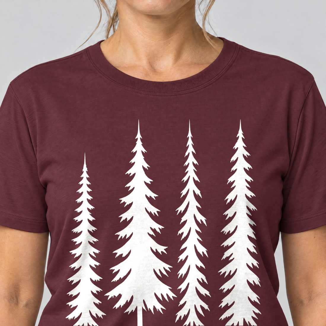Nahaufnahme des Drucks: Vier Fichten – T-Shirt Unisex in Bordeaux, von einer Frau getragen