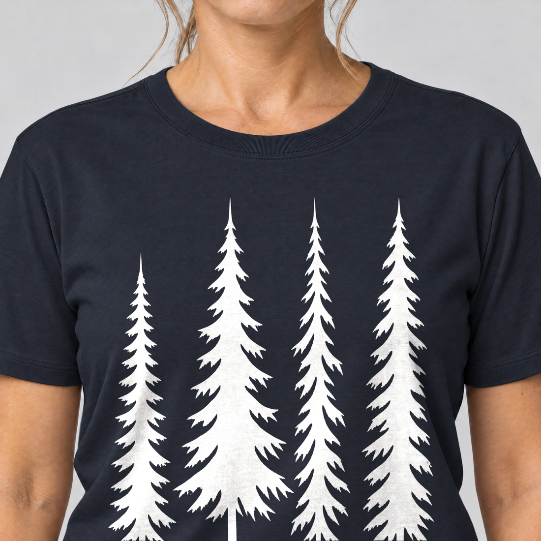 Nahaufnahme des Drucks: Vier Fichten – T-Shirt Unisex in Navy, von einer Frau getragen