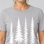 Nahaufnahme des Drucks: Vier Fichten – T-Shirt Unisex in Hellgrau, von einer Frau getragen