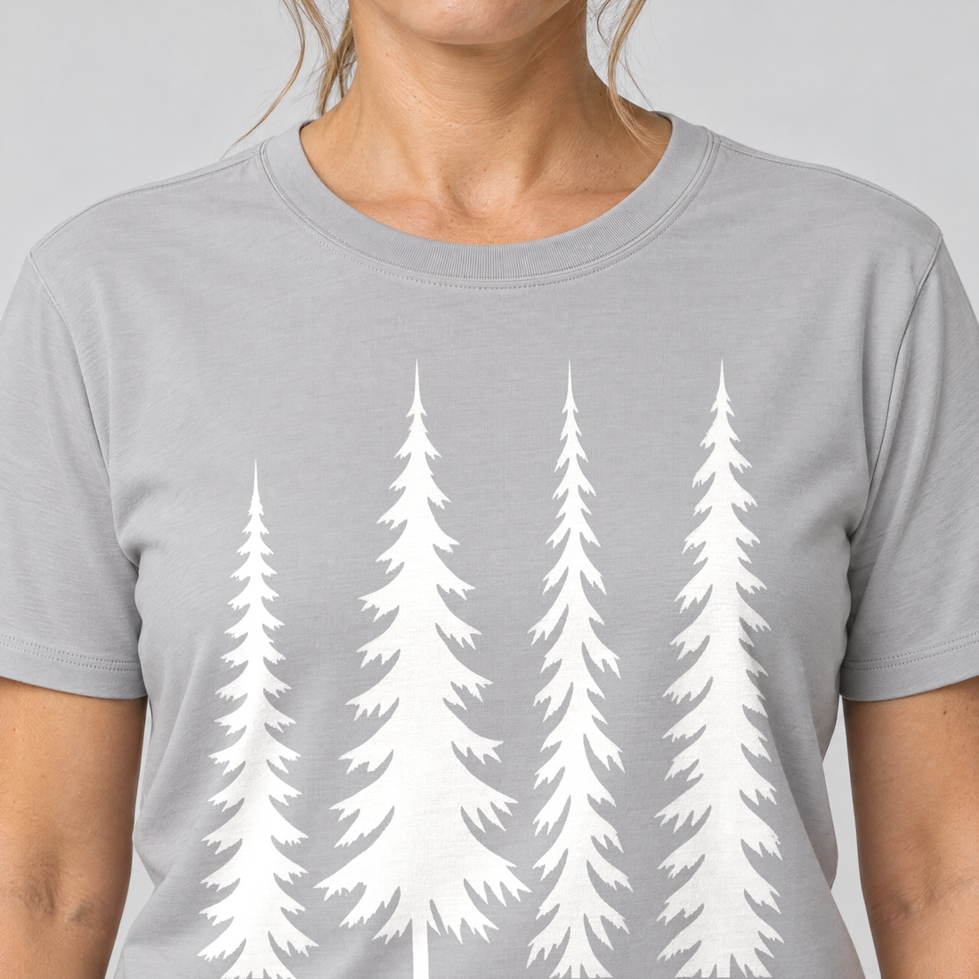Nahaufnahme des Drucks: Vier Fichten – T-Shirt Unisex in Hellgrau, von einer Frau getragen