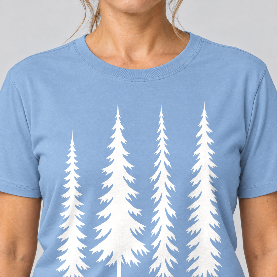 Nahaufnahme des Drucks: Vier Fichten – T-Shirt Unisex in Himmelblau, von einer Frau getragen