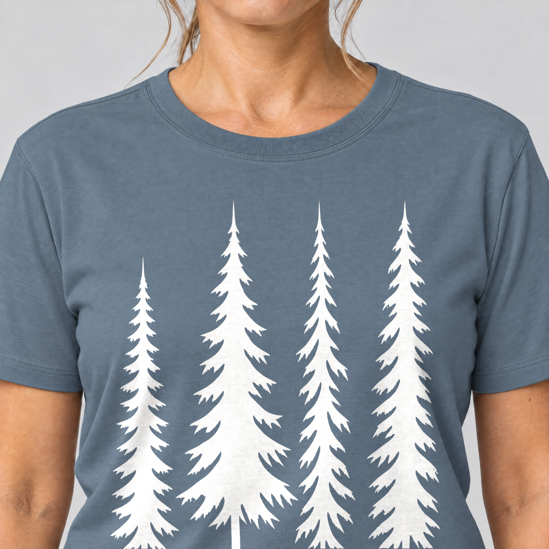 Nahaufnahme des Drucks: Vier Fichten – T-Shirt Unisex in Steinblau, von einer Frau getragen