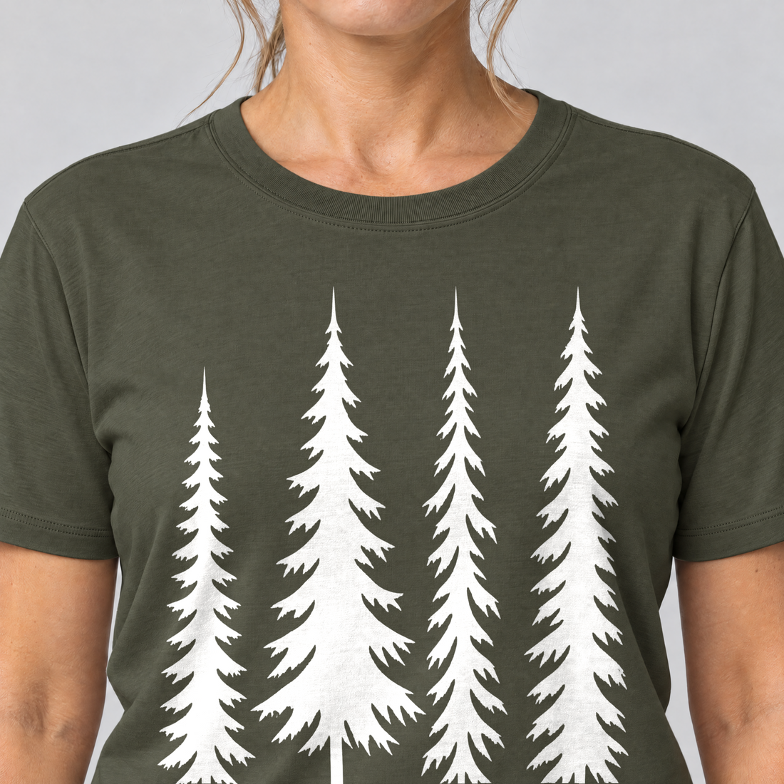 Nahaufnahme des Drucks: Vier Fichten – T-Shirt Unisex in Oliv, von einer Frau getragen