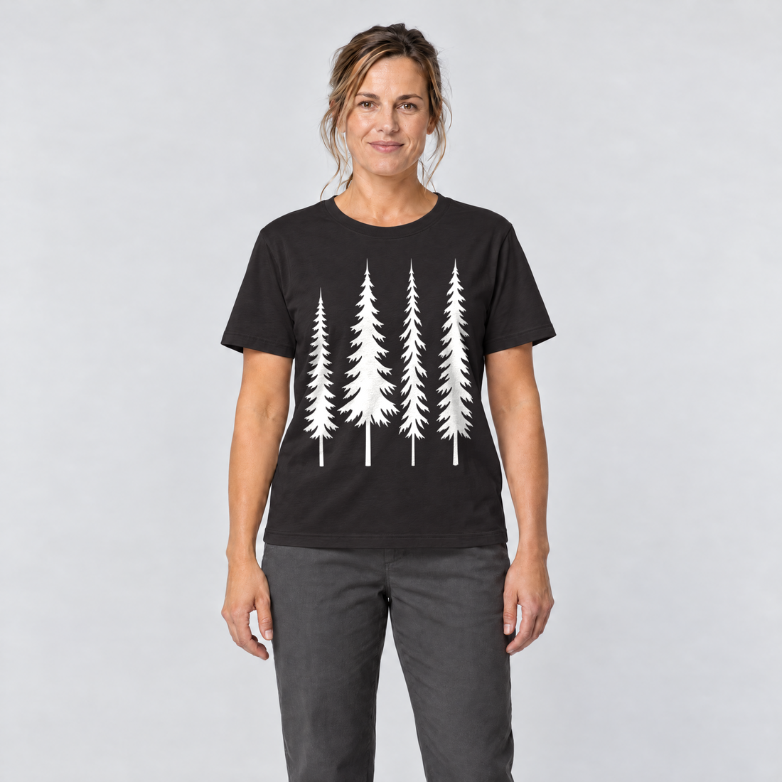 Frau trägt Vier Fichten – T-Shirt Unisex in Schwarz, Ansicht von vorn