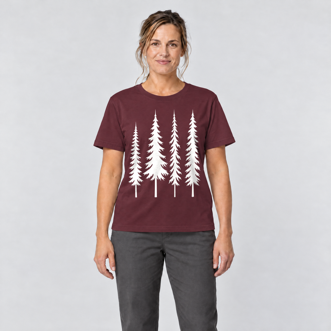 Frau trägt Vier Fichten – T-Shirt Unisex in Bordeaux, Ansicht von vorn