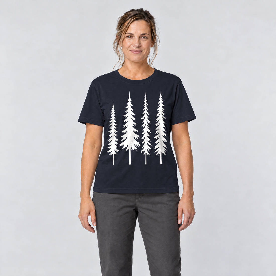 Frau trägt Vier Fichten – T-Shirt Unisex in Navy, Ansicht von vorn