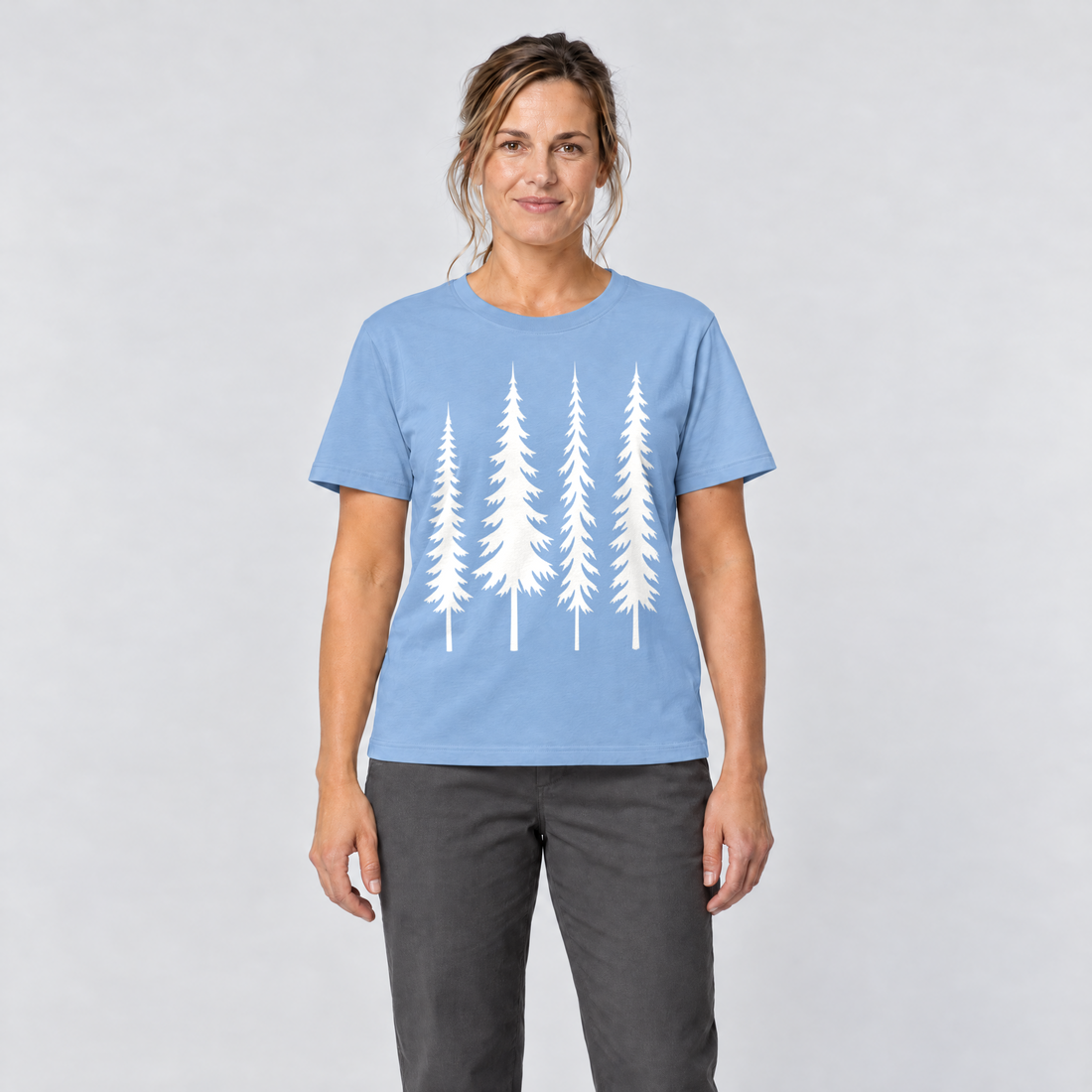 Frau trägt Vier Fichten – T-Shirt Unisex in Himmelblau, Ansicht von vorn
