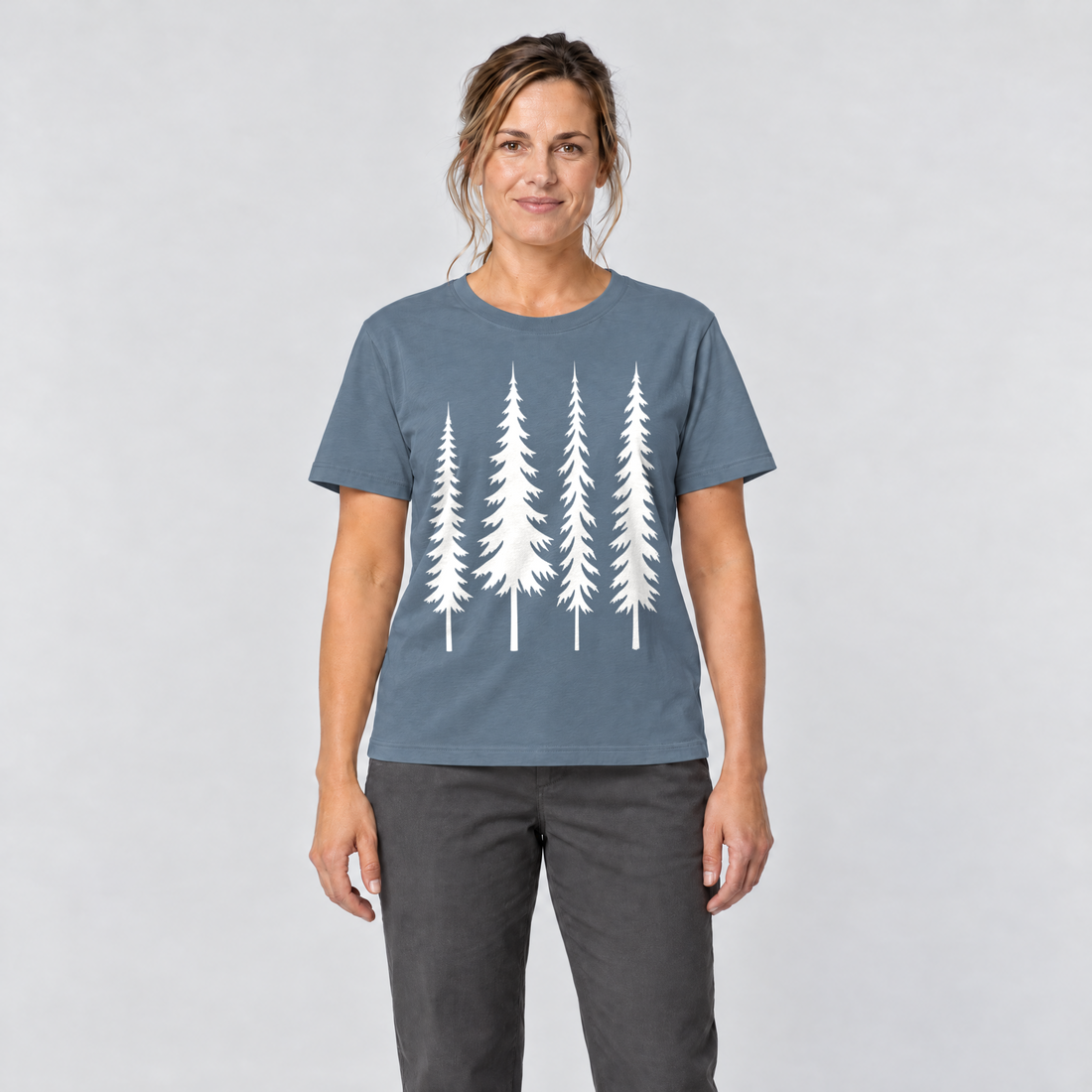 Frau trägt Vier Fichten – T-Shirt Unisex in Steinblau, Ansicht von vorn