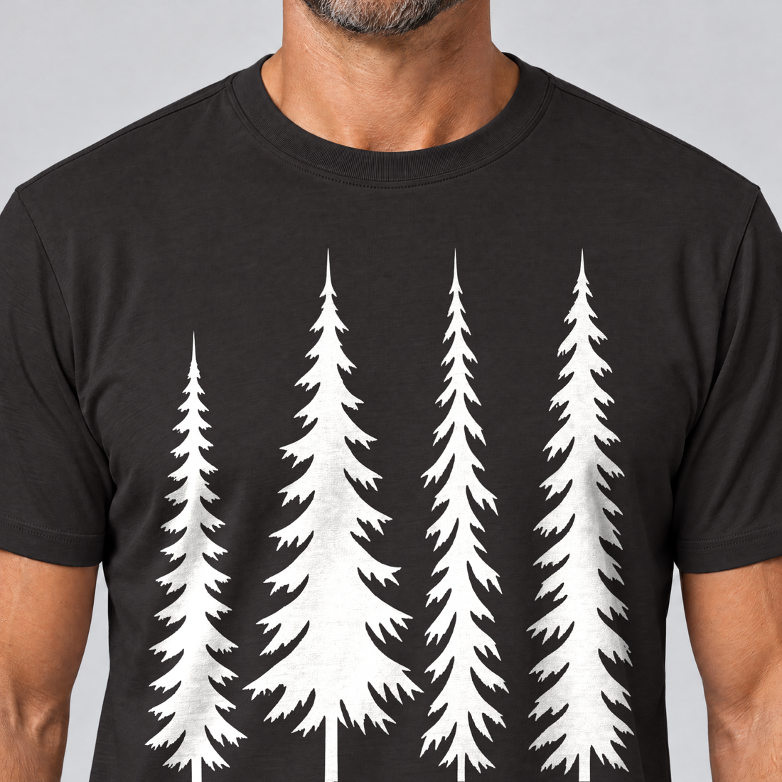 Nahaufnahme des Drucks: Vier Fichten – T-Shirt Unisex in Schwarz, von einem Mann getragen
