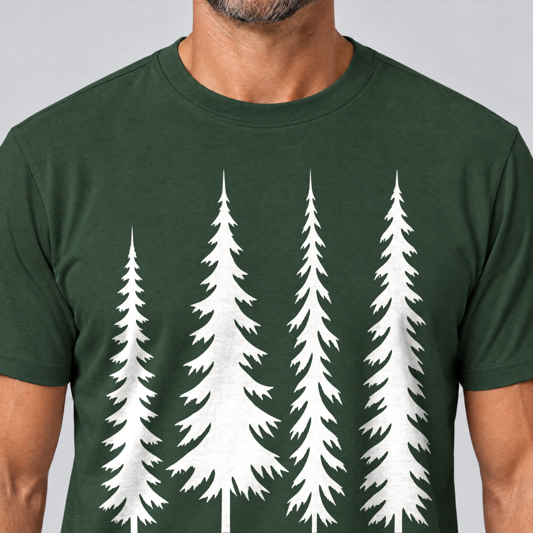 Nahaufnahme des Drucks: Vier Fichten – T-Shirt Unisex in Flaschengrün, von einem Mann getragen