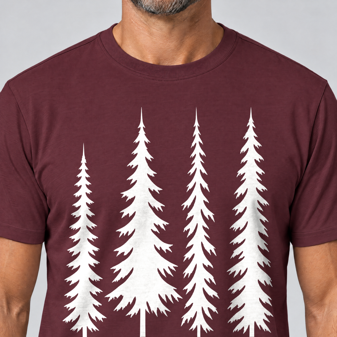 Nahaufnahme des Drucks: Vier Fichten – T-Shirt Unisex in Bordeaux, von einem Mann getragen