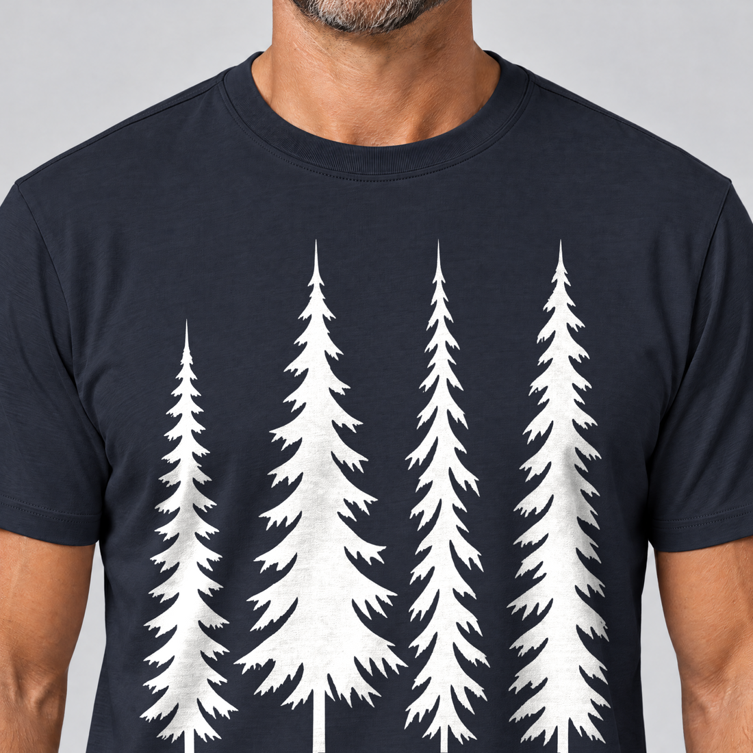 Nahaufnahme des Drucks: Vier Fichten – T-Shirt Unisex in Navy, von einem Mann getragen